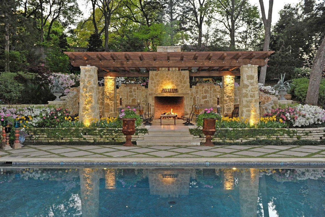 Outdoor-Living-space-in-The-Woodlands-Texas-with-outdoor-fire-place.JM-Outdoor-Living