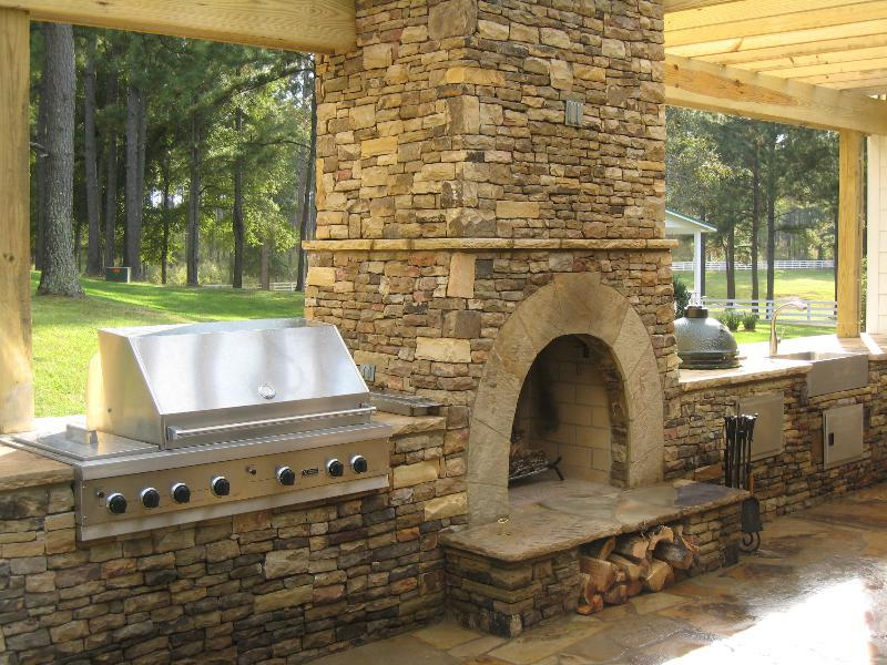 outdoor-fireplace-with-small-outdoor-kitchen-in-The-Woodlands-Texas.-JM-Outdoor-Living