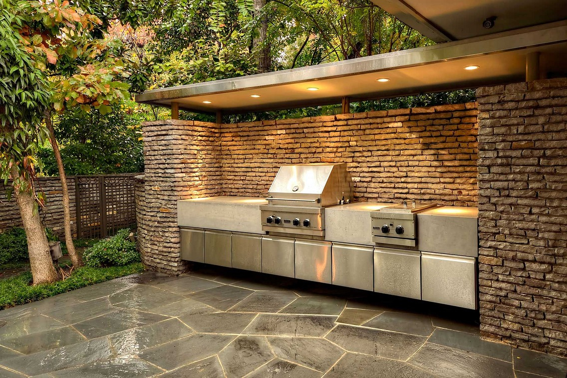 Contemporary-outdoor-kitchen-in-The-Woodlands-Texas.-JM-Outdoor-Living