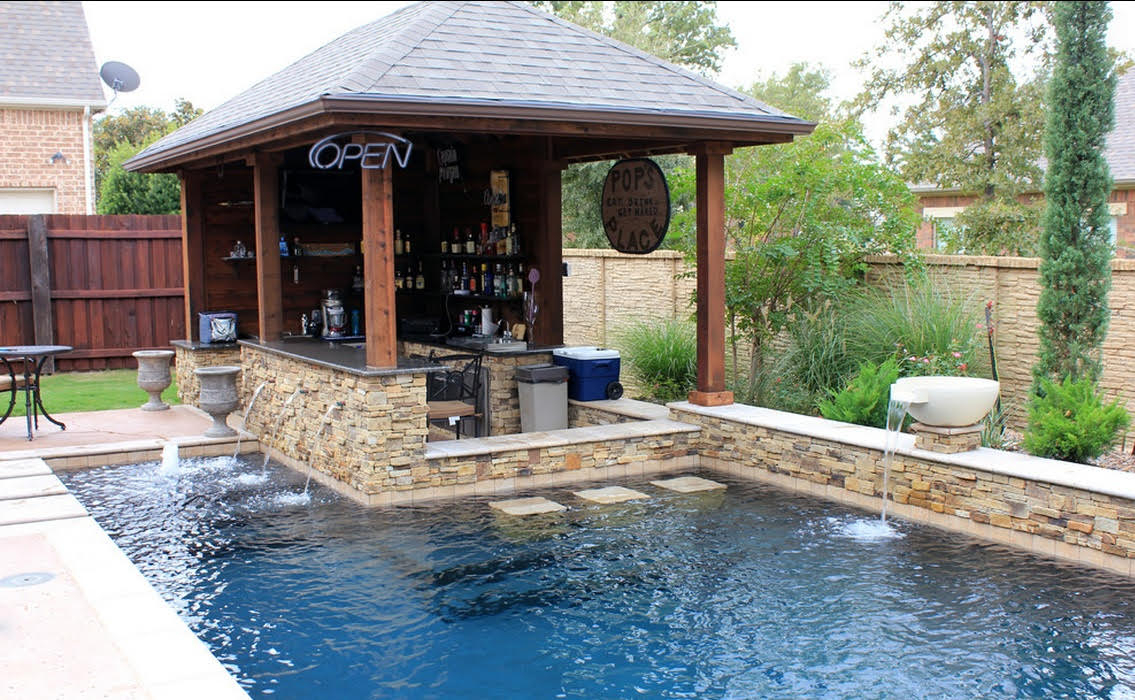 Covered-outdoor-kitchen-in-The-Woodlands-Texas-with-Swim-up-bar.