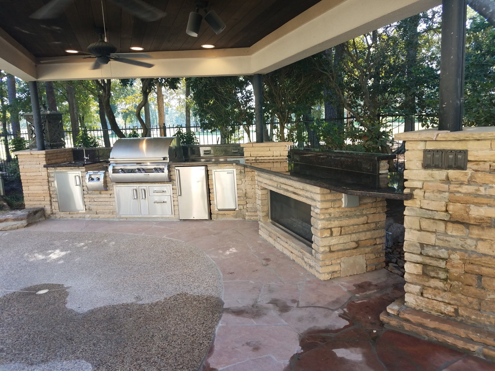 JM-OUTDOOR-LIVINGSummer-kitchen-with-outdoor-fireplace-in-The-Woodlands