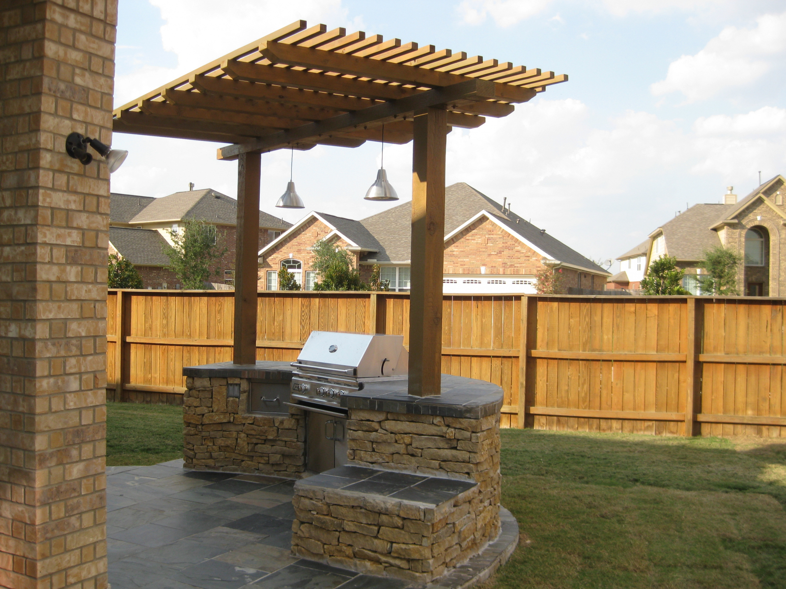Perrgola-and-Outdoor-Kitchen-In-The-Woodlands