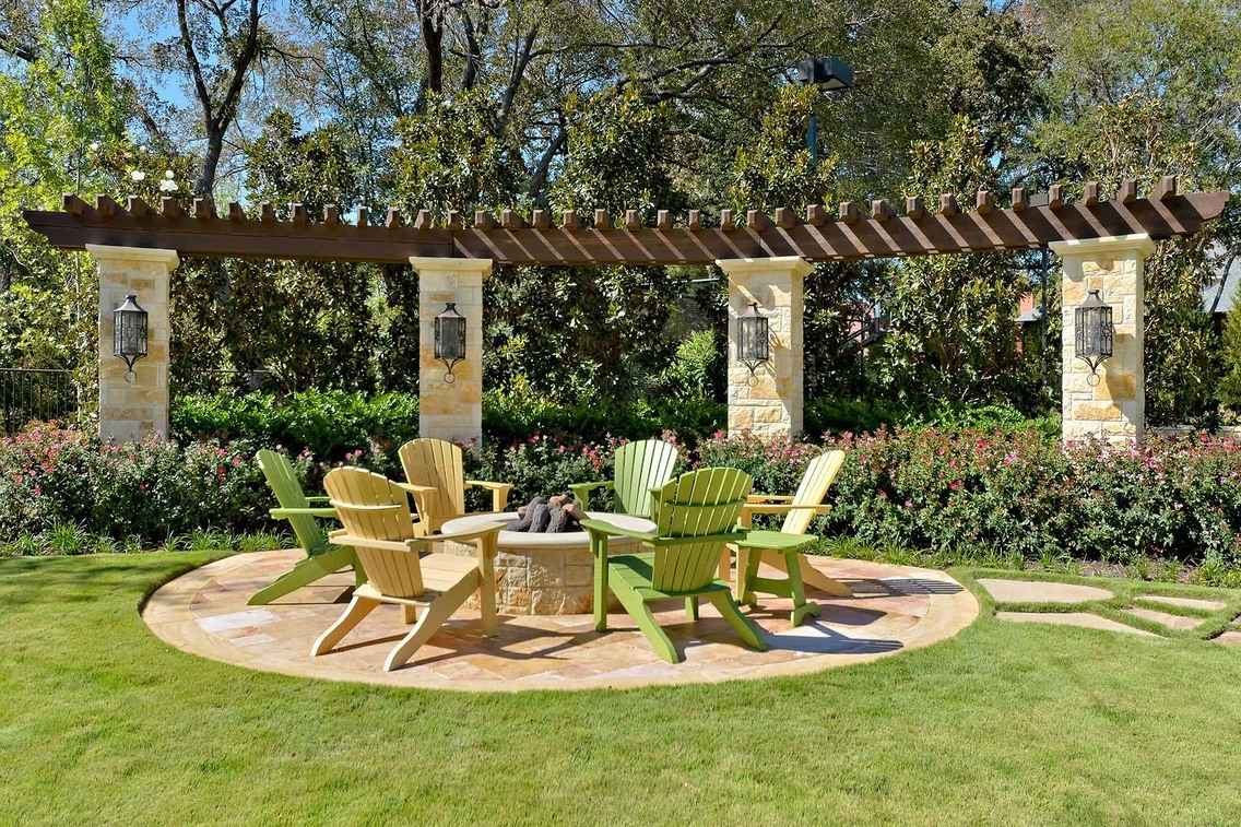 Curved-pergola-and-patio-with-fire-pit.-JM-Outdoor-Living